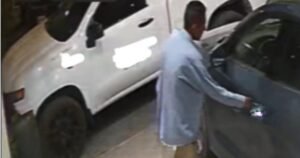 Cámaras de seguridad captan a ladrón que roba autopartes en Santa Catarina