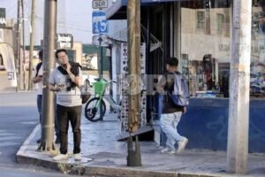 ¡Peligro en el Centro! Cables colgando de un poste exigen acción inmediata para su retiro