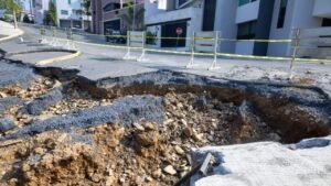 Lluvias intensas vuelven a dañar calle en remodelación en Satélite