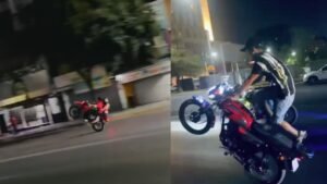 Motociclista sale proyectado tras hacer caballitos en Monterrey