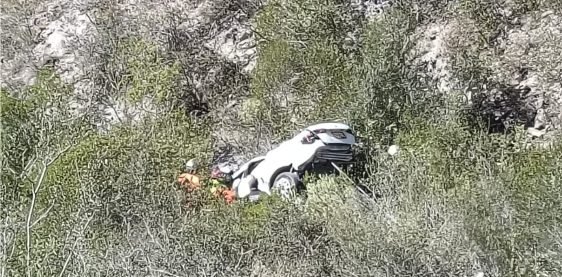 Desbarrancamiento de vehículo en Iturbide deja una persona muerta y otra lesionada