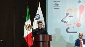 Nuevo León analiza regulación del uso de celulares dentro de las aulas