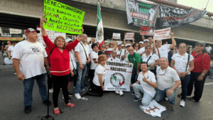 Trabajadores del IMSS toman sede sindical en Monterrey