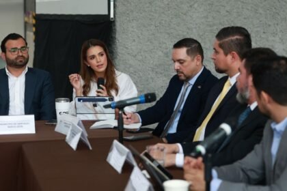 Santiago participa en mesa de trabajo del Congreso de Nuevo León por apagones