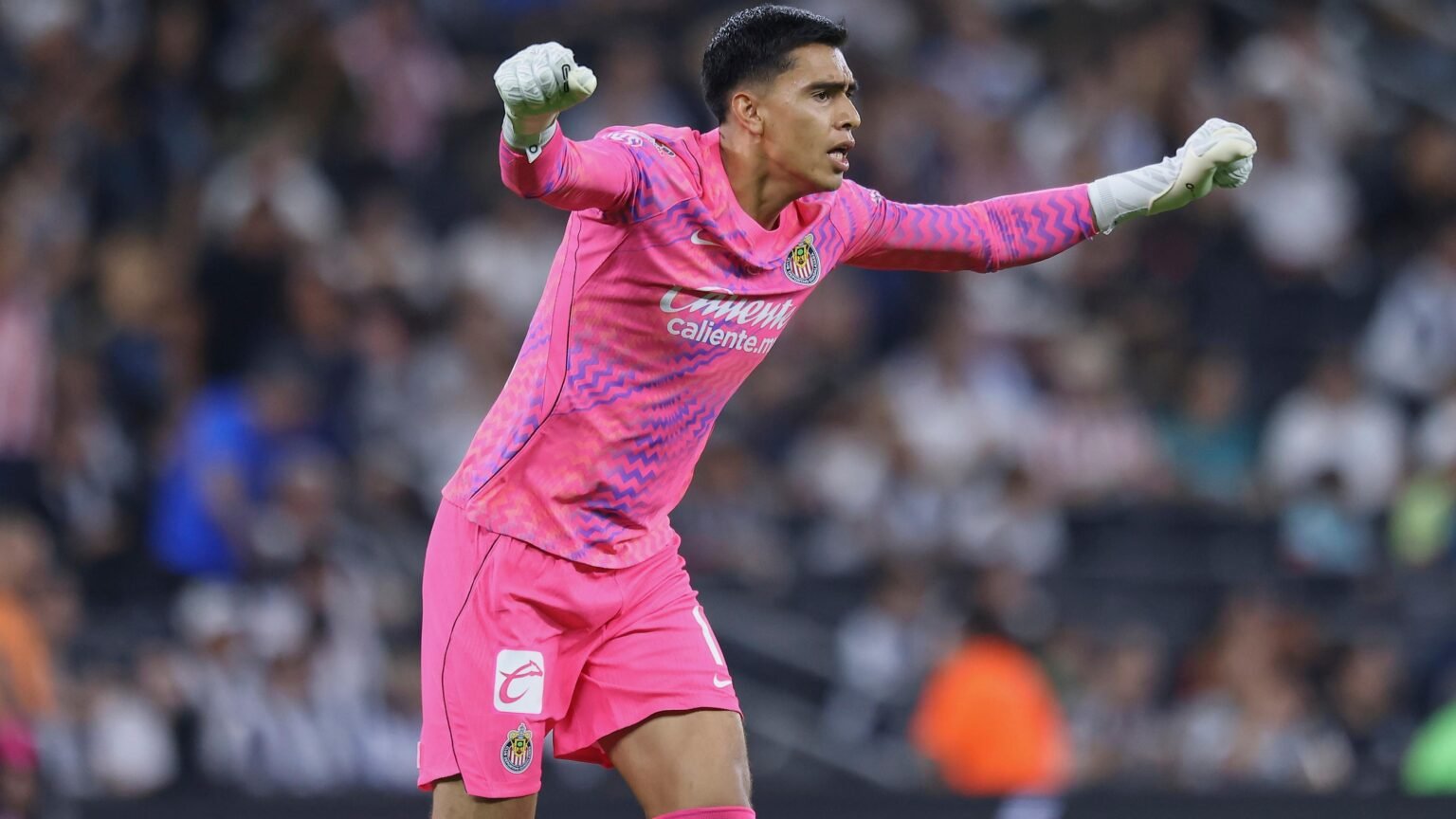 Raúl Rangel aumenta su registro de penales atajados en la Liga MX