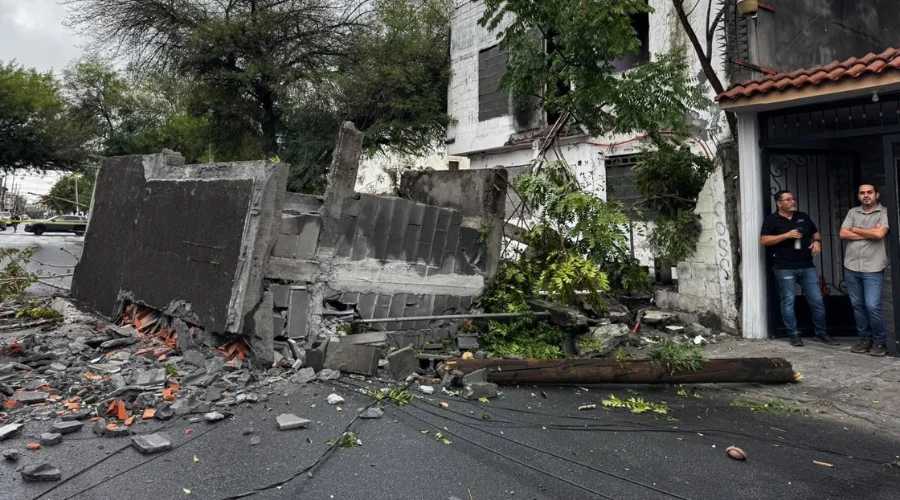 Colapsa vivienda y bloquea vialidad en el Centro de Monterrey