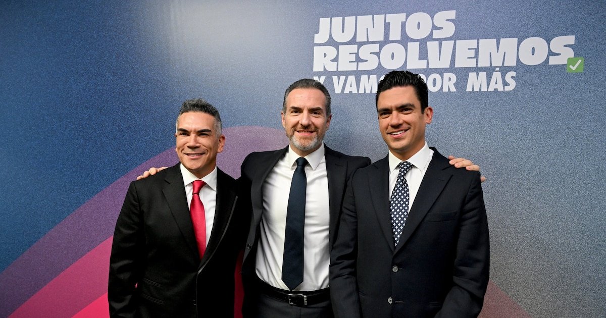 Líderes del PAN y PRI respaldan a Adrián de la Garza durante su informe en <a href=